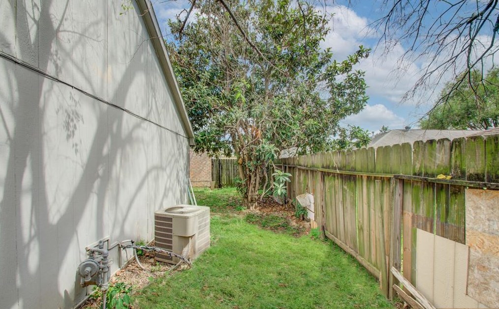 11707 Zarroll Dr, Houston TX  77099-1560 exterior
