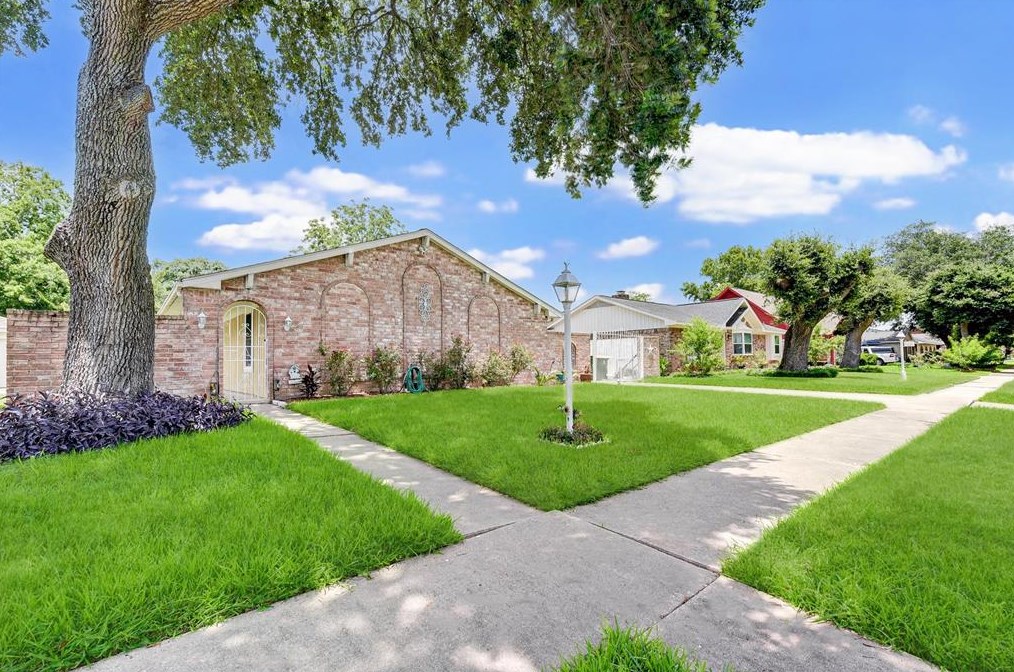 10526 Huntington Way Dr, Houston, TX 77099
