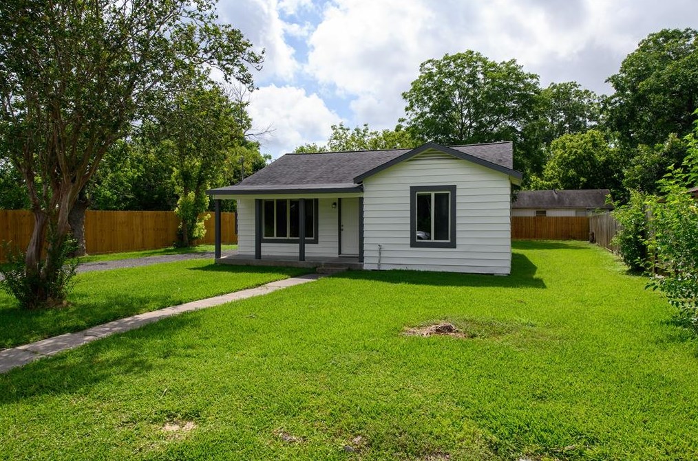 6811 Mike St, Hitchcock, TX 77563