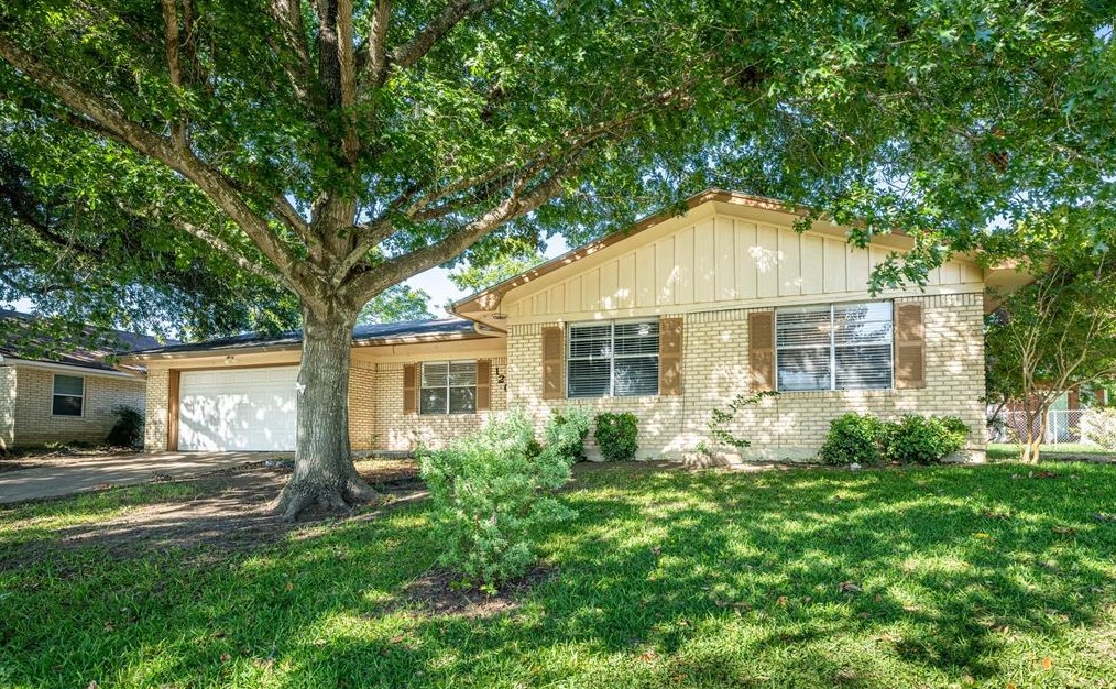 1209 Woodson Ln, Brenham, TX 77833