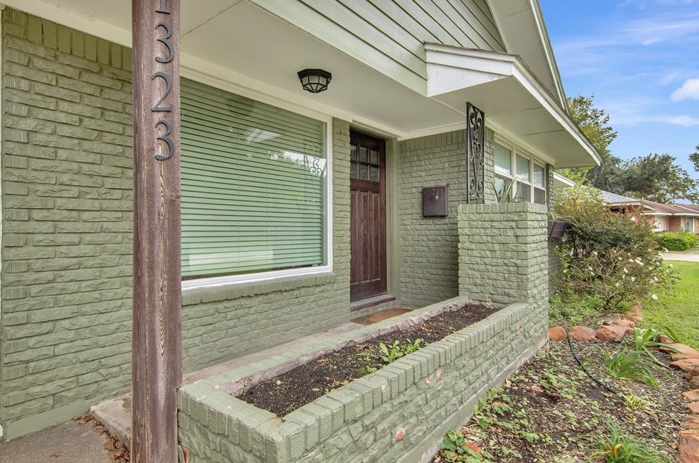 1323 Ansbury Dr, Houston TX  77018-7303 exterior