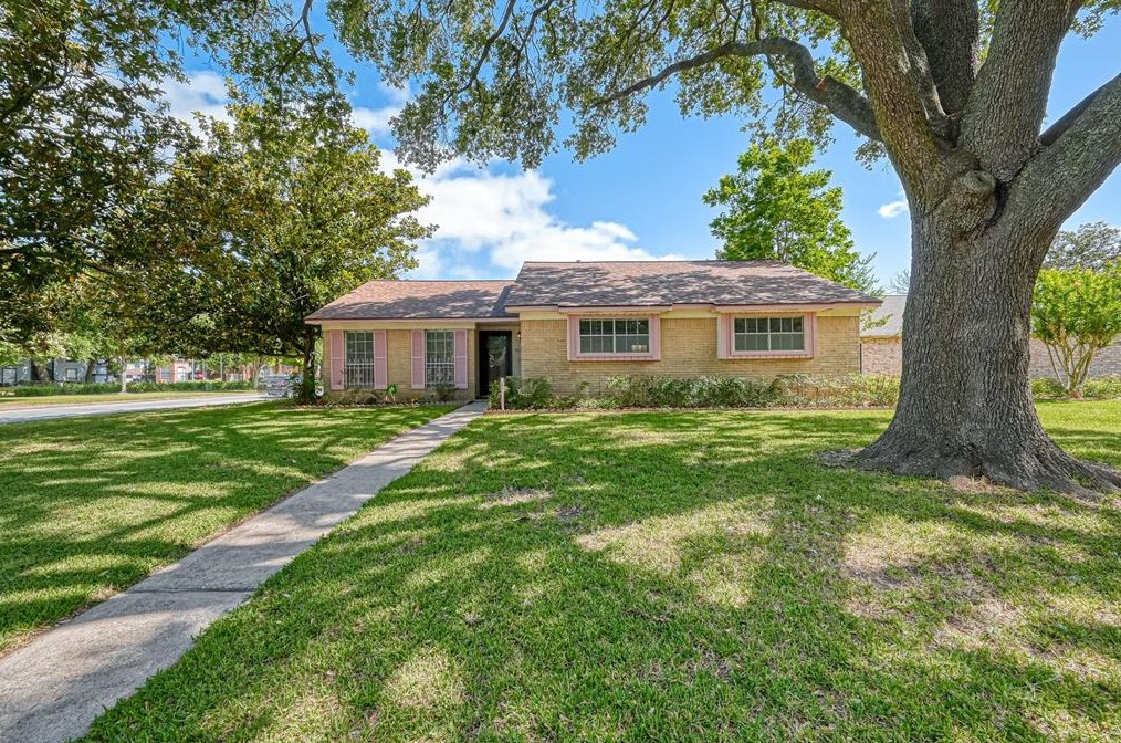 9654 Meadowland Dr, Houston, TX 77063-3730