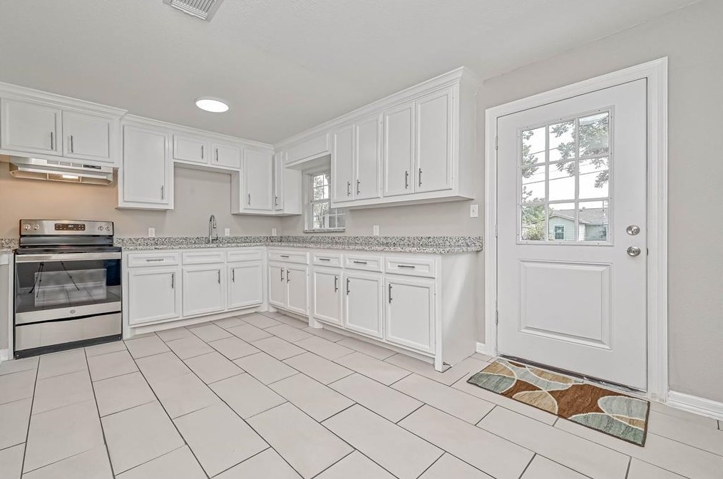 8830 Lk Frst Blvd, Houston TX  77078-3327 exterior