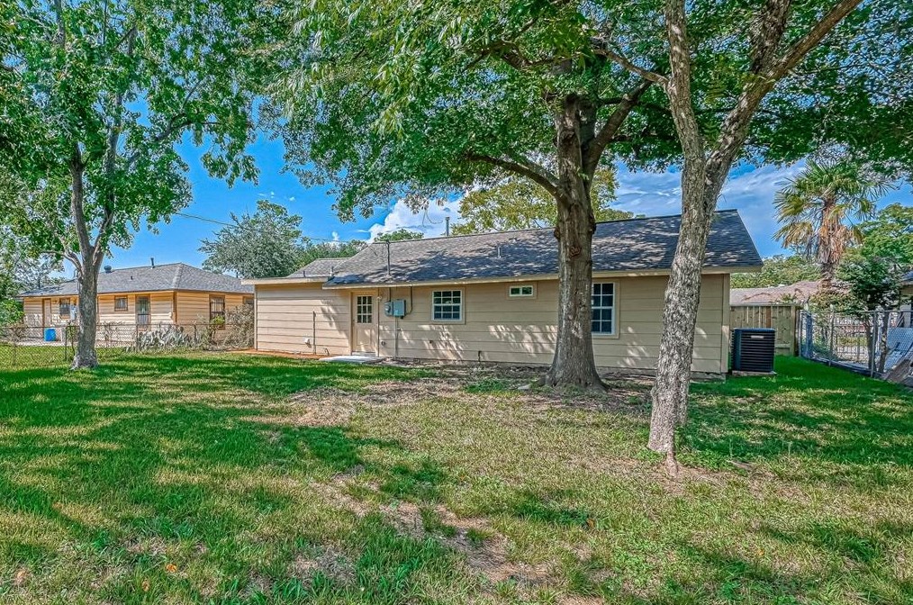 8830 Lk Frst Blvd, Houston TX  77078-3327 exterior