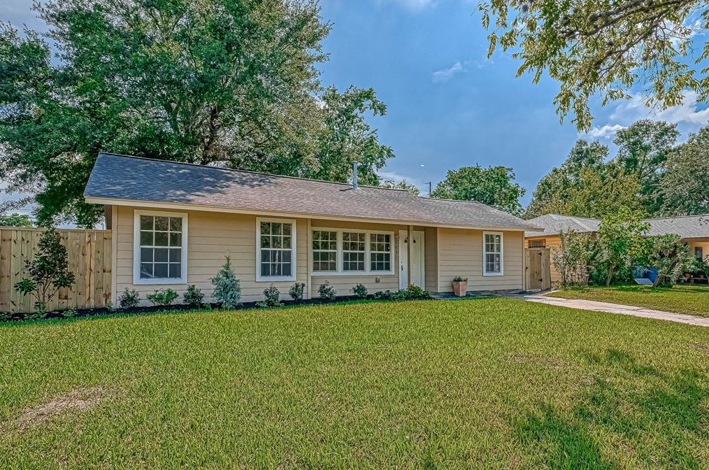 8830 Lake Forest Blvd, Houston, TX 77078-3327