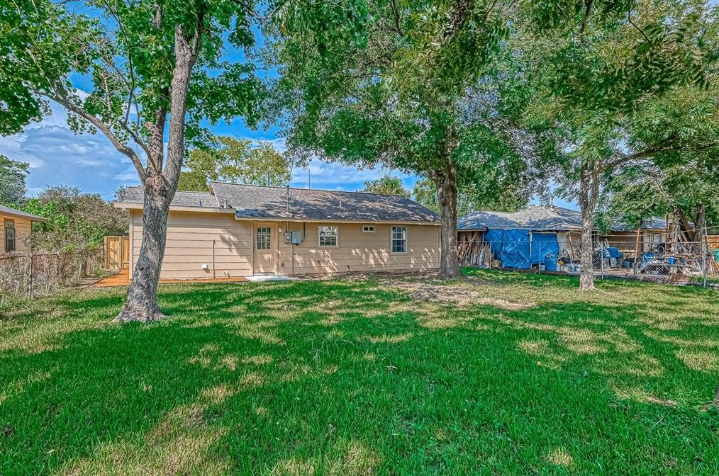 8830 Lk Frst Blvd, Houston TX  77078-3327 exterior