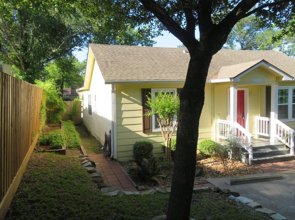 1609 13 1/2 St, Huntsville, TX 77340