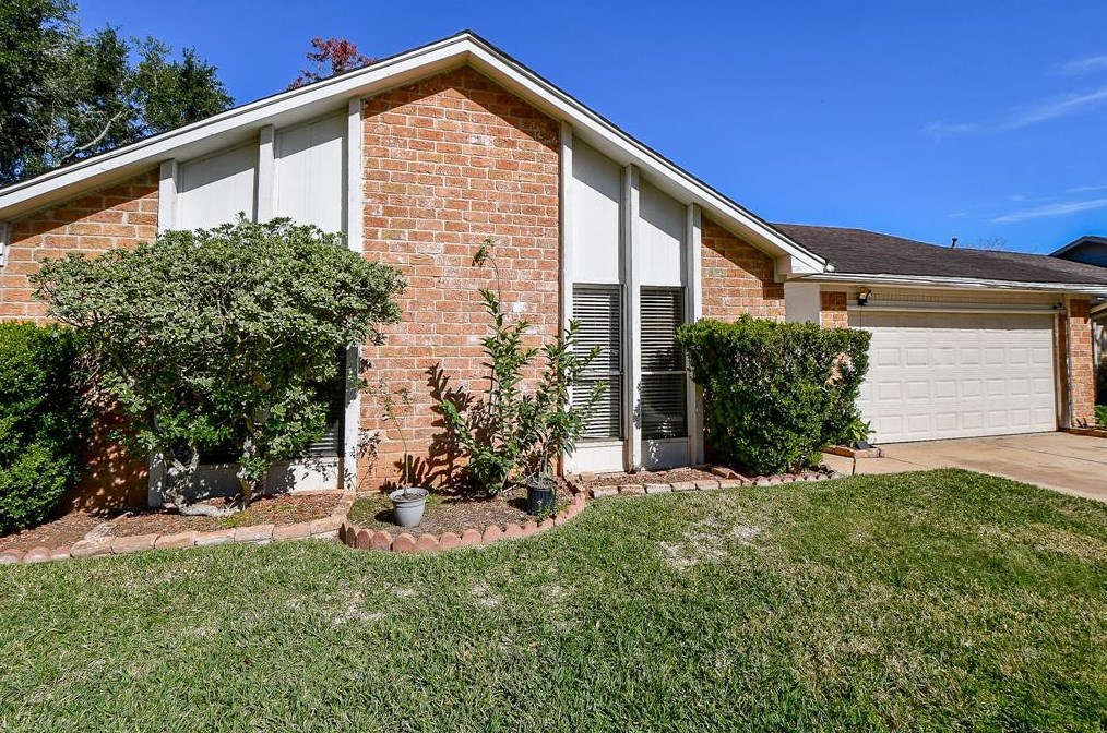 3031 Shawnee Dr, Sugar Land, TX 77479