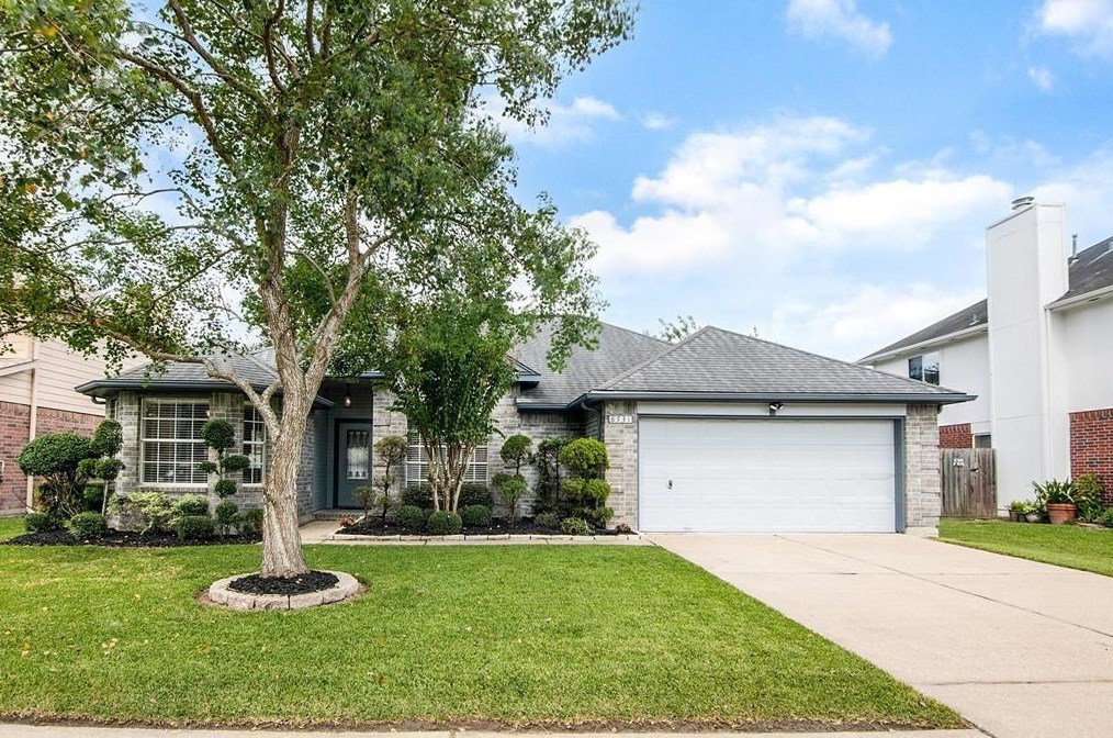 8731 Orchard Ln, Morgans Point, TX 77571