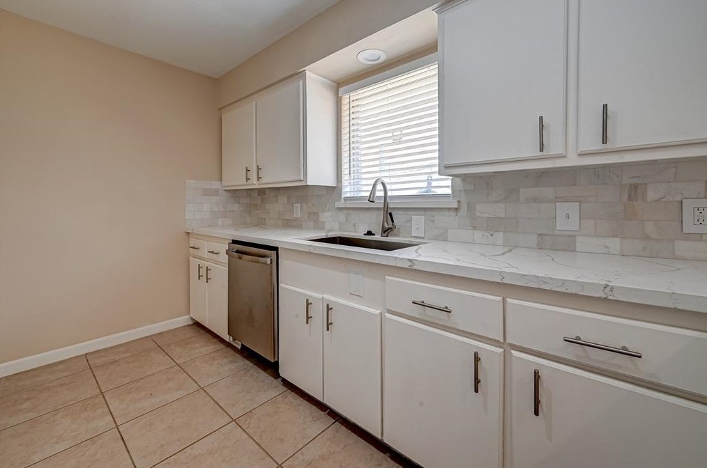 1506 Maux Dr, Houston TX 77043-3318 exterior