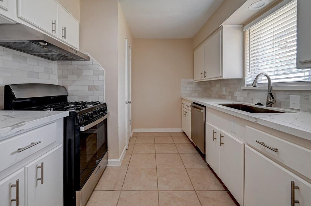 1506 Maux Dr, Houston TX 77043-3318 exterior