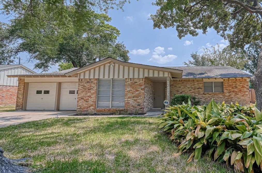 1506 Maux Dr, Houston TX 77043-3318 exterior