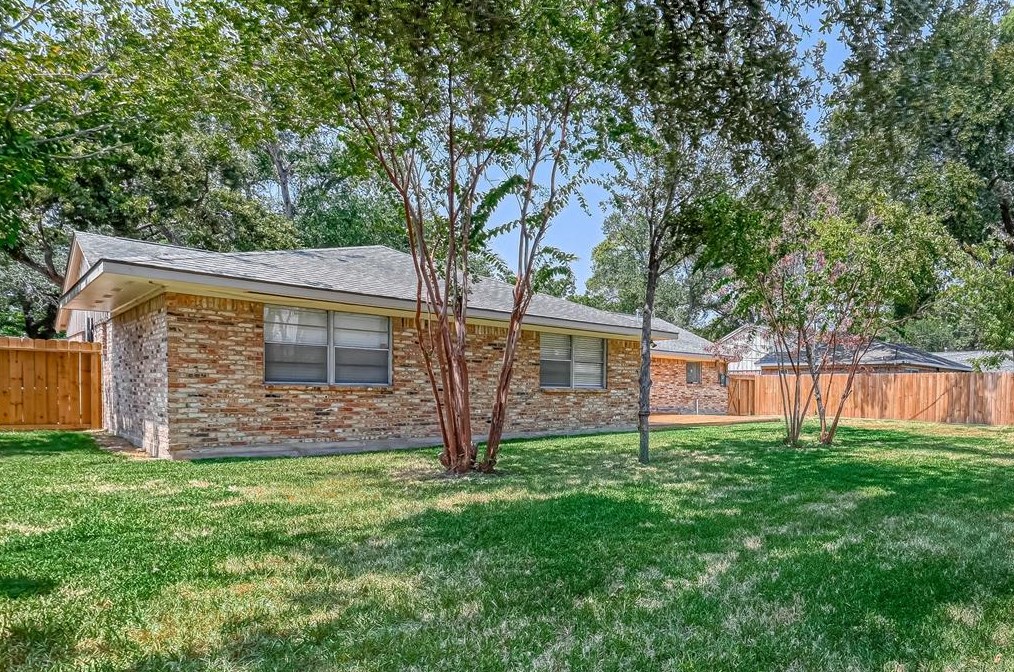 1506 Maux Dr, Houston TX 77043-3318 exterior