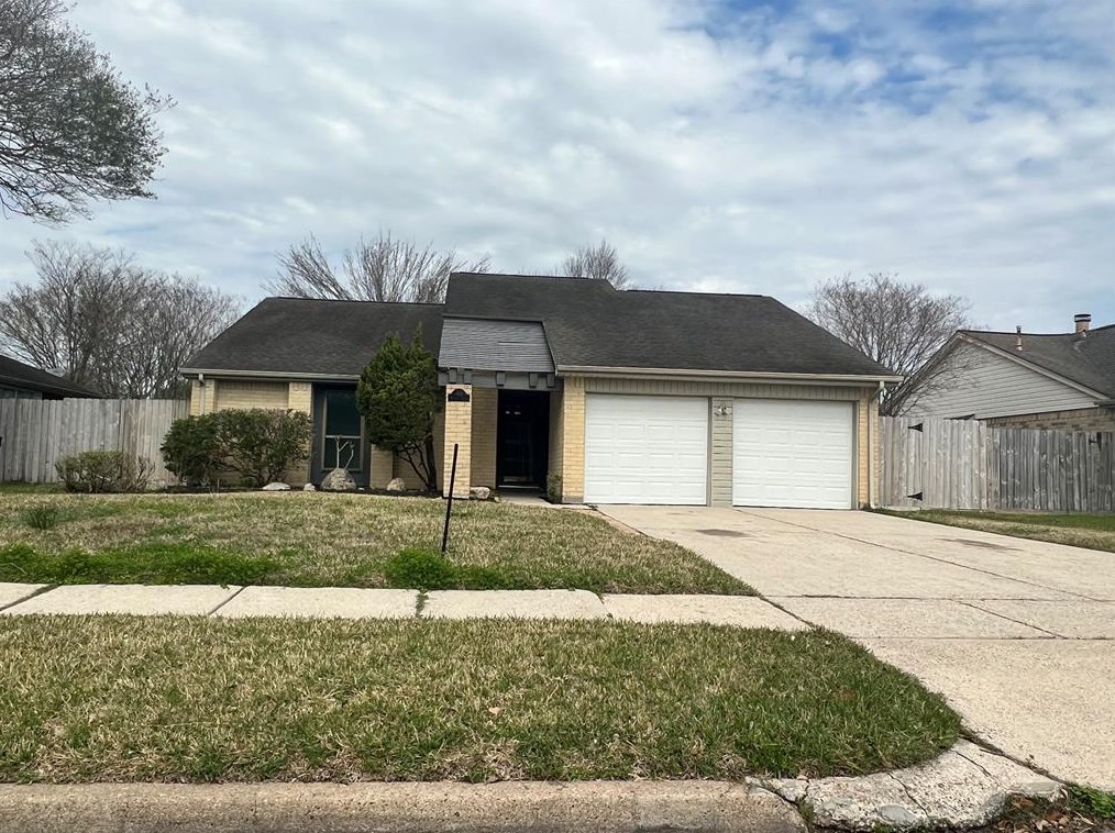 909 Wildwood Dr, Deer Park, TX 77536