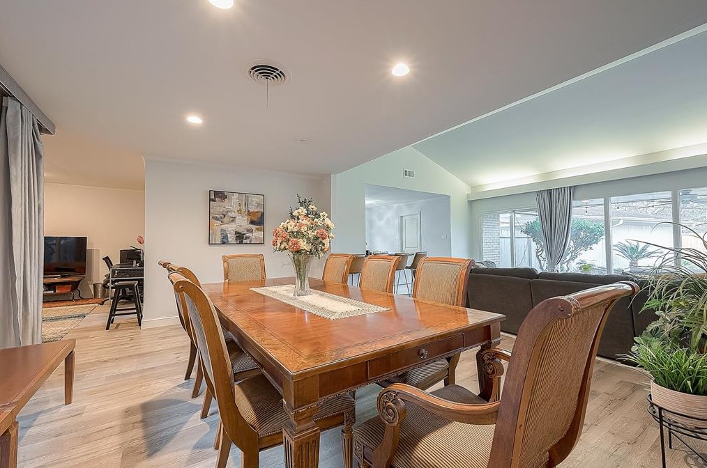 9003 Prichett Dr, Houston TX  77096-2619 exterior