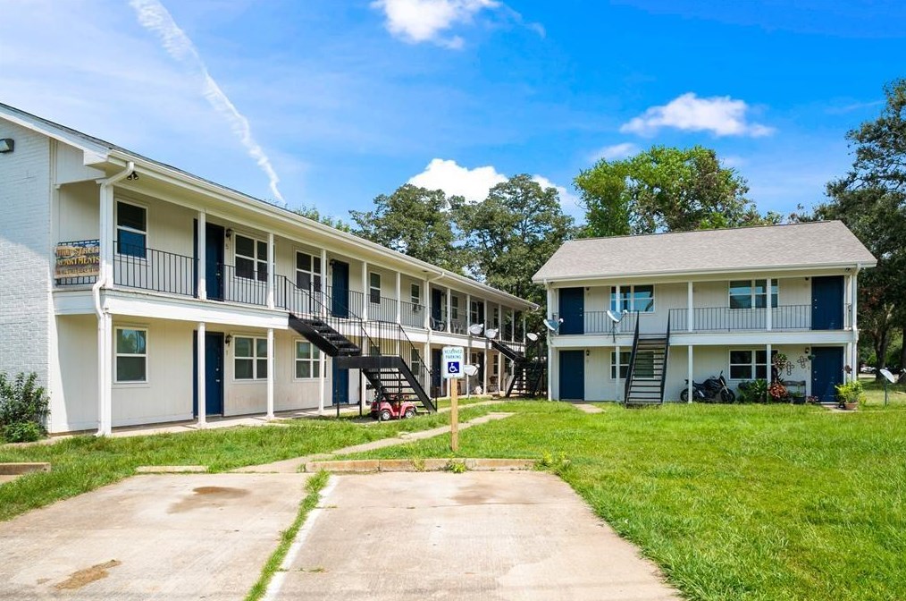 200 Hill St, Sealy, TX 77474-3552