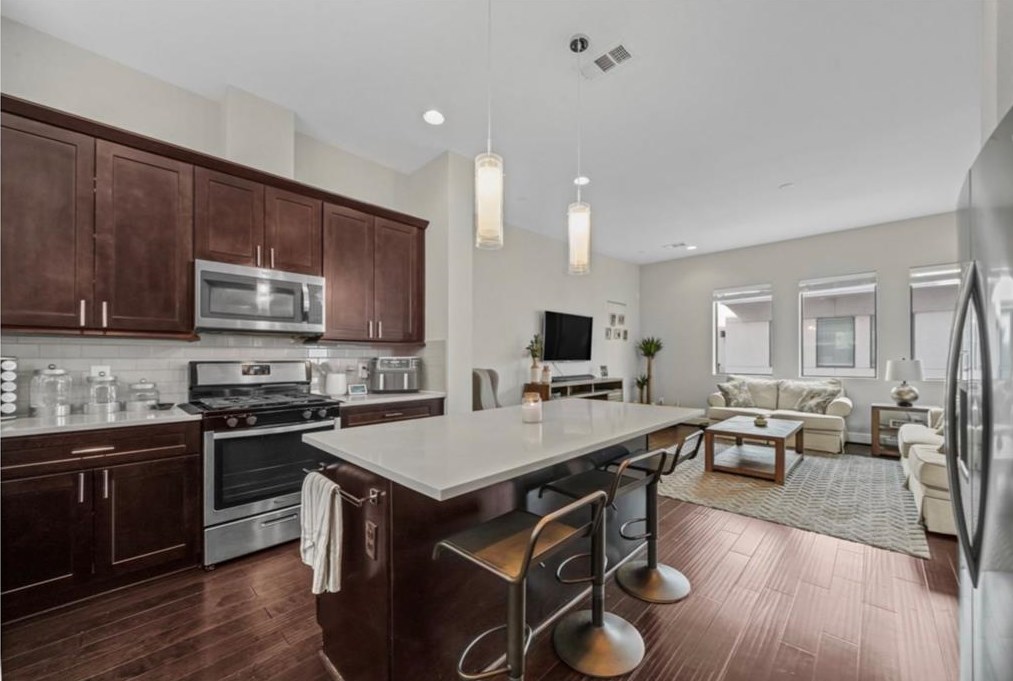 961 Saint Augustine St, Houston, TX 77023-1039