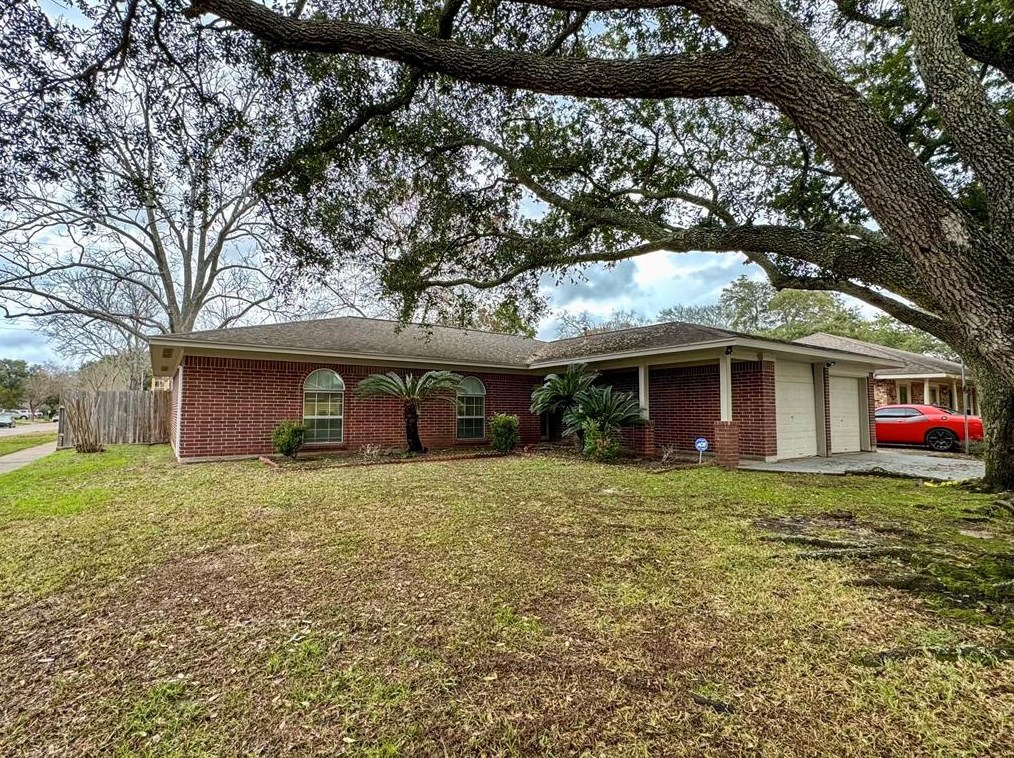 1222 Sandpiper Dr, Taylor Lake Village, TX 77586
