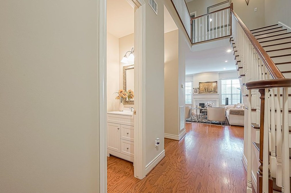 2818 Bering Dr, Houston TX  77057-5772 exterior