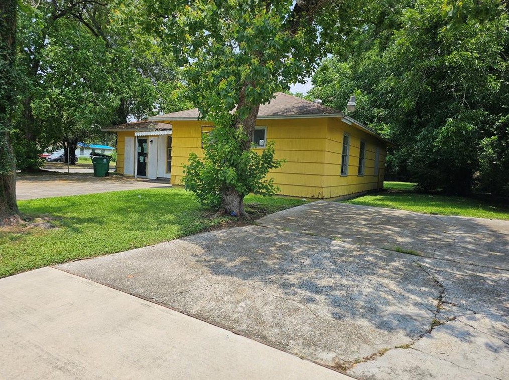 5703 Belneath St, Houston, TX 77033-2205