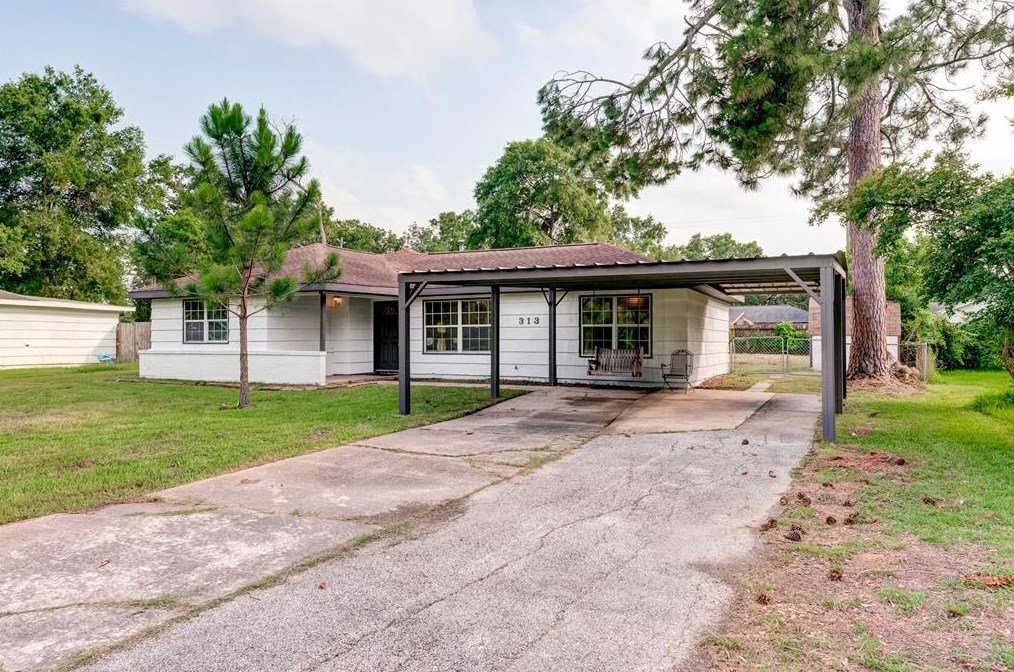 313 Holly Dr, Baytown, TX 77520-1317