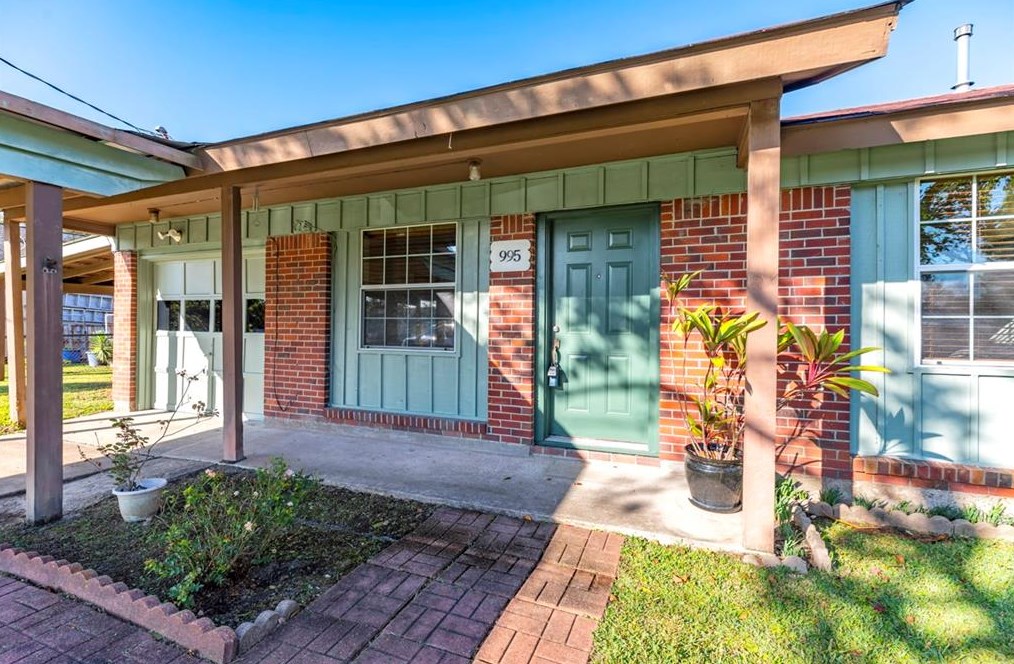 995 Center St, Bridge City, TX 77611-2528