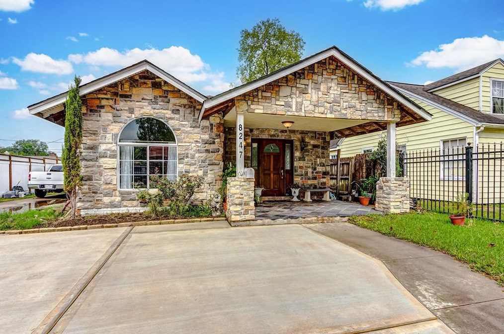 8247 Wier Dr, Houston TX  77017-4735 exterior