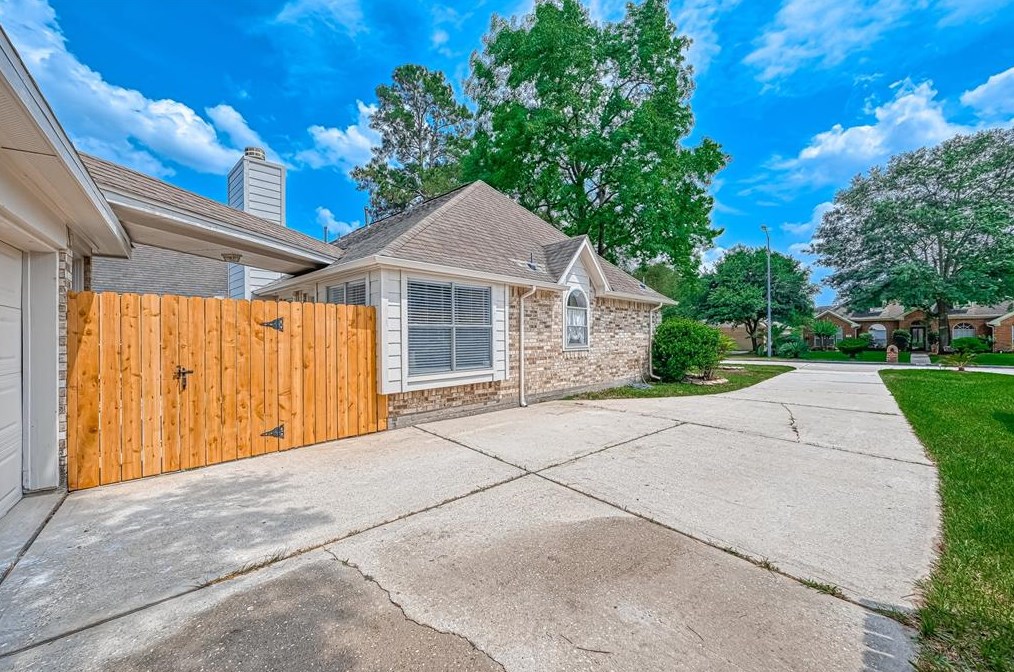 2807 Travick Ln, Houston TX  77073-2919 exterior