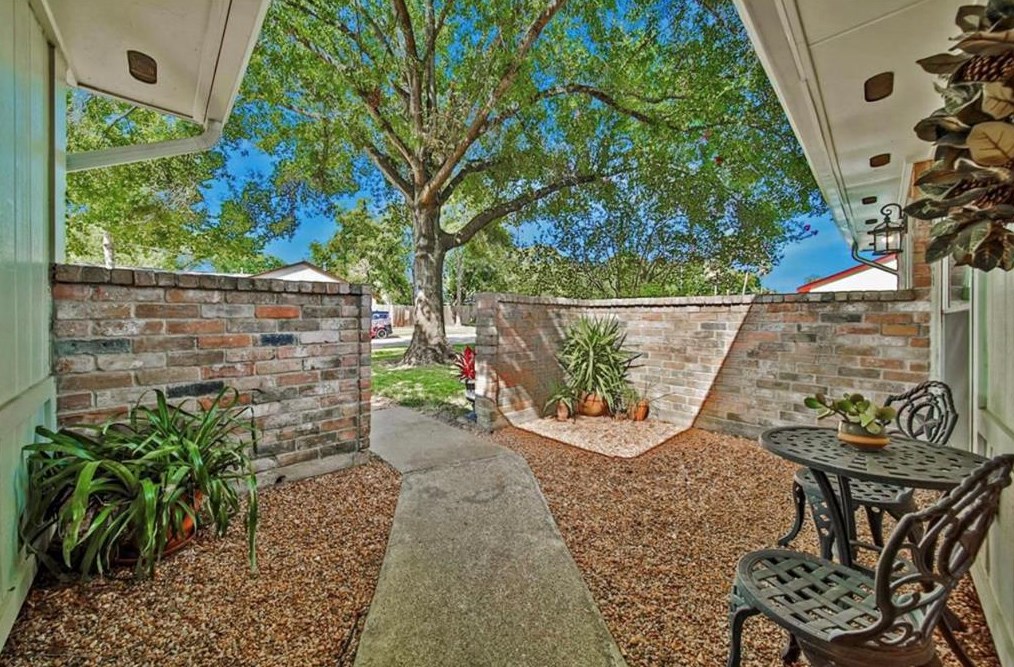 15611 Alta Mesa Dr, Houston, TX 77083