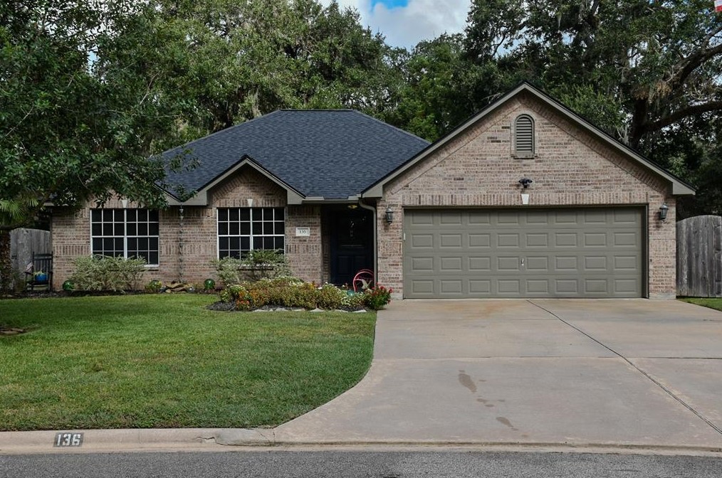 136 Pecan Valley Dr, West Columbia, TX 77486