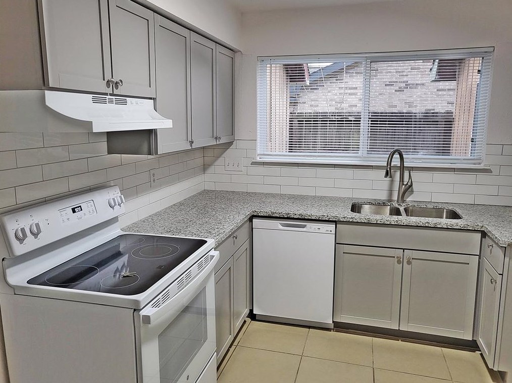 17302 Davenway Dr, Houston, TX 77084-1194