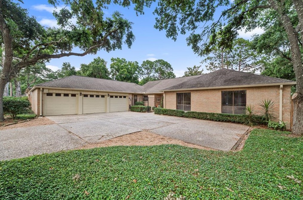 411 Fair Harbor Ln, Houston, TX 77079-2568