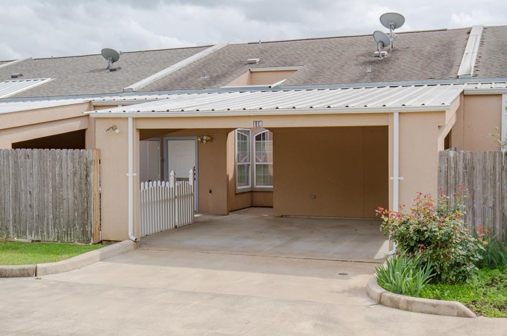 113 Stone Hill Dr, Brenham, TX 77833