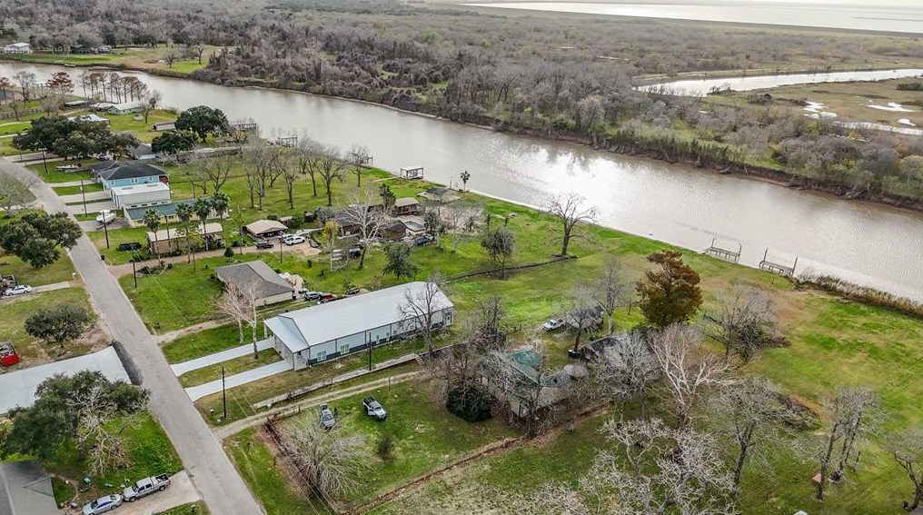 156 County Rd 243, Bay City, TX 77414