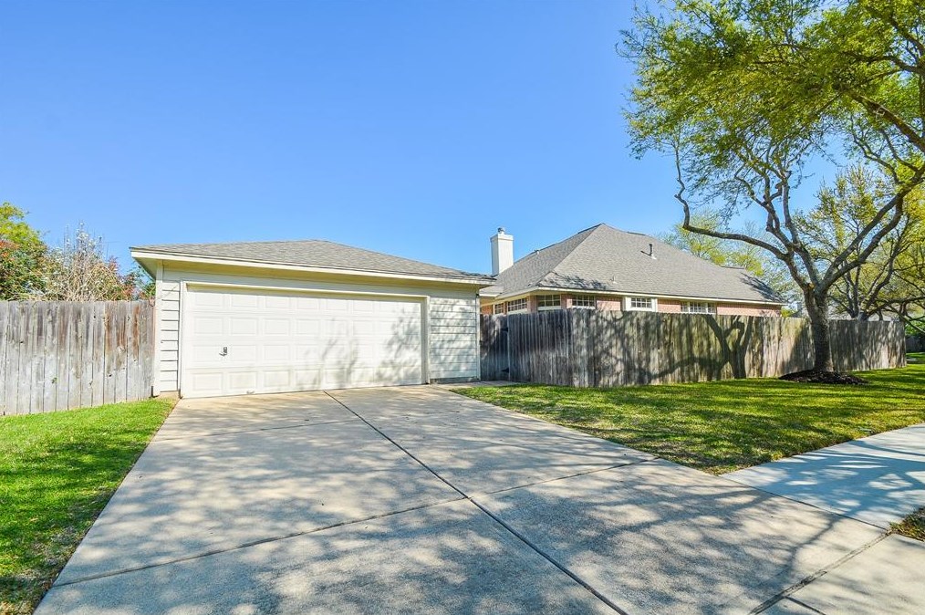 17203 Lantana Dr, Sugar Land, TX 77479