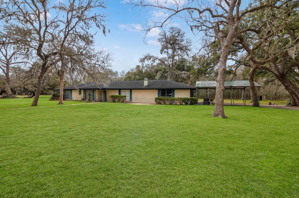 8444 Plantation Dr, West Columbia, TX 77486