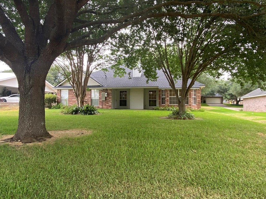 902 Lawndale Ave, Brenham, TX 77833-5822