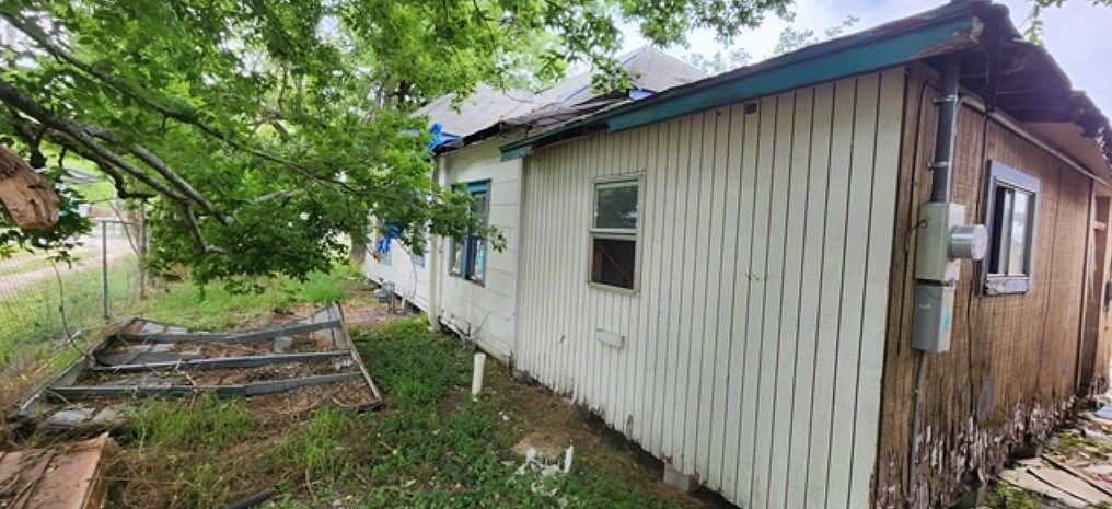 606 4th St, Palacios, TX 77465-4816