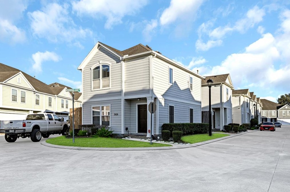 2626 Woodridge Cove Dr, Houston, TX 77087