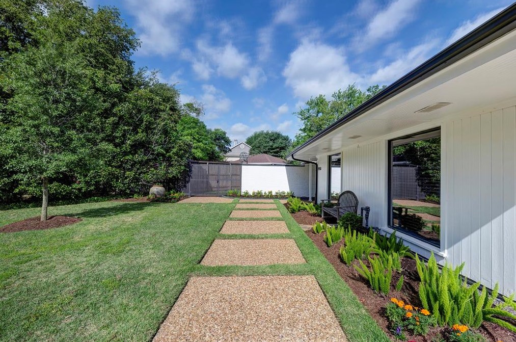 7918 Chevy Chase Dr, Houston TX  77063-1925 exterior