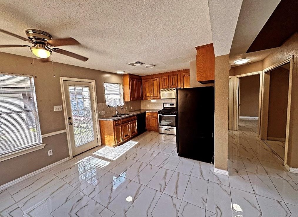 222 Henrietta St, Houston, TX 77598