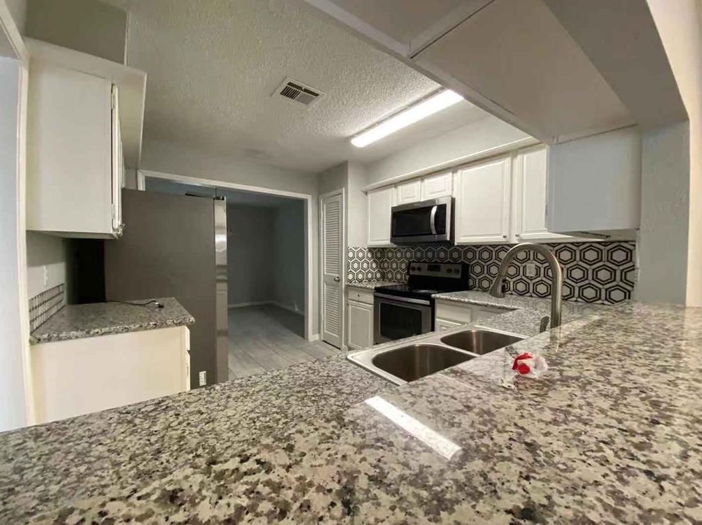 9242 Beechnut St, Houston TX  77096-1423 exterior