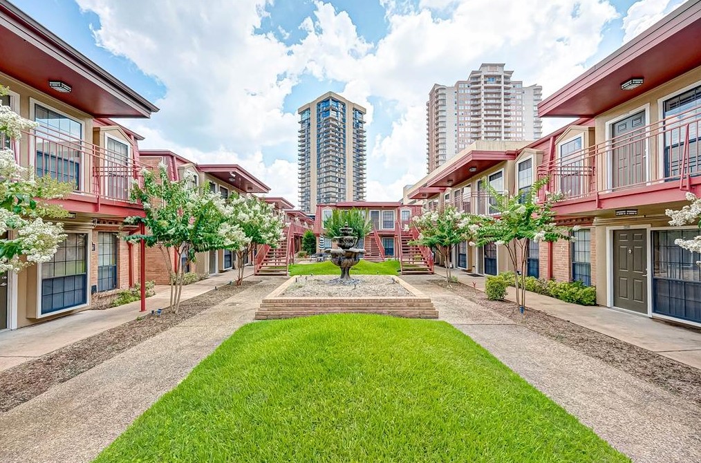 5151 Richmond Ave, Houston TX  77056-6705 exterior