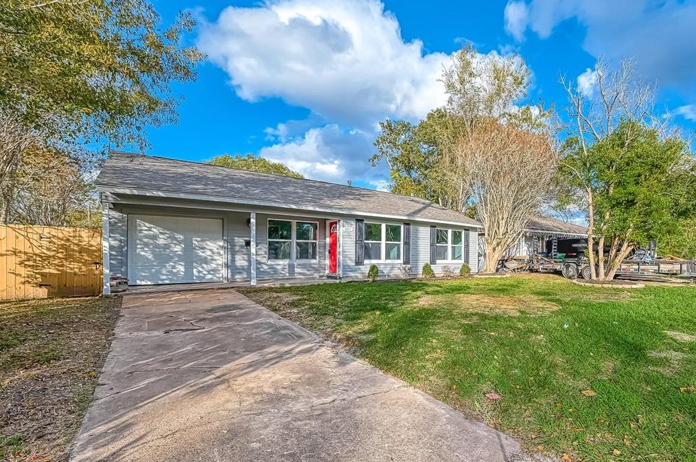 1105 E Miller St, Angleton, TX 77515