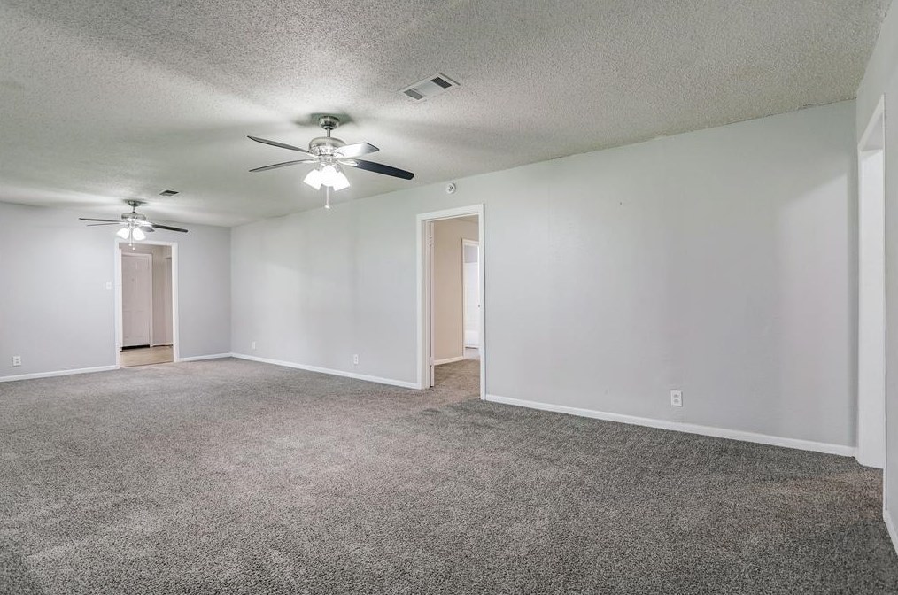 2502 N Houston Dr, La Marque, TX 77568
