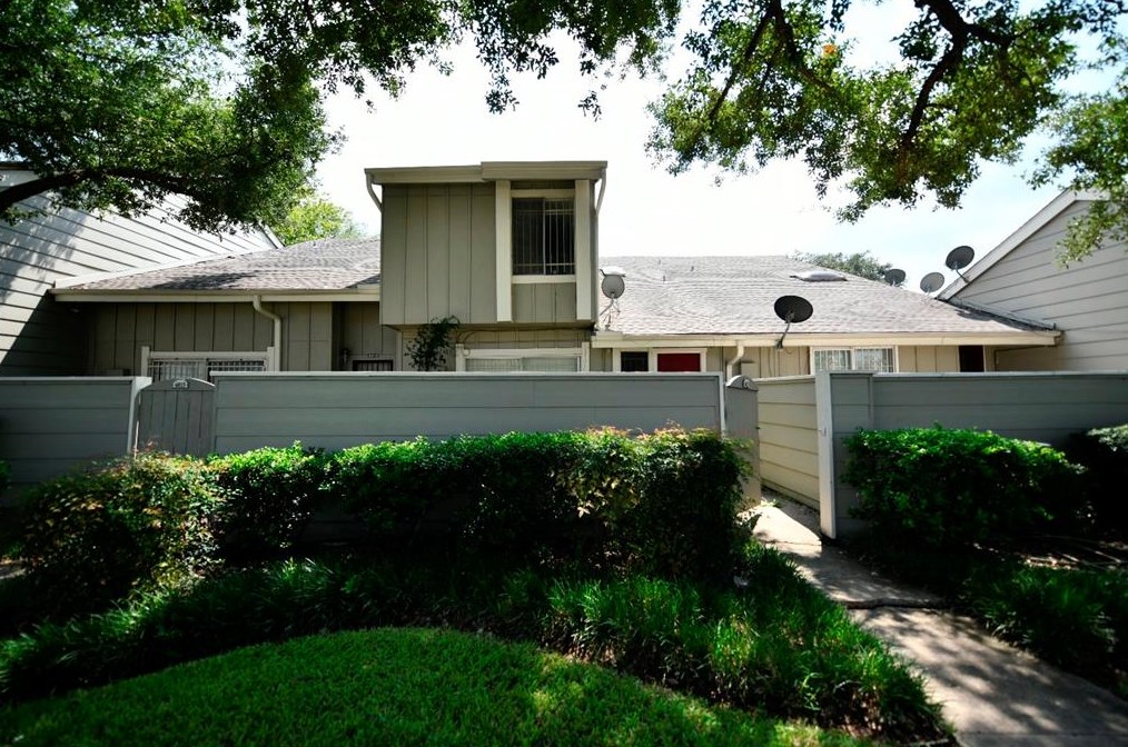 6813 Greenway Chase St, Houston, TX 77072