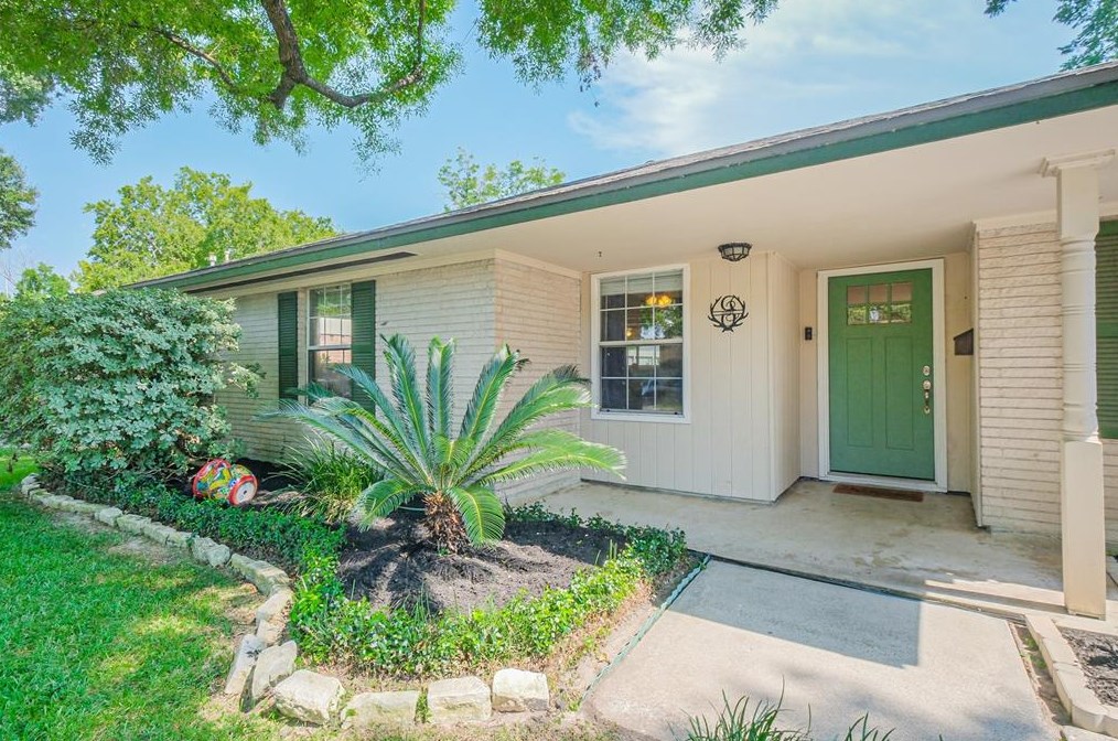 9635 Meadowglen Ln, Houston, TX 77063-3721
