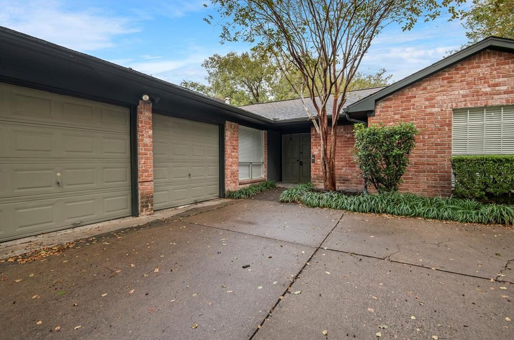 2131 Round Lake Dr, Houston, TX 77077