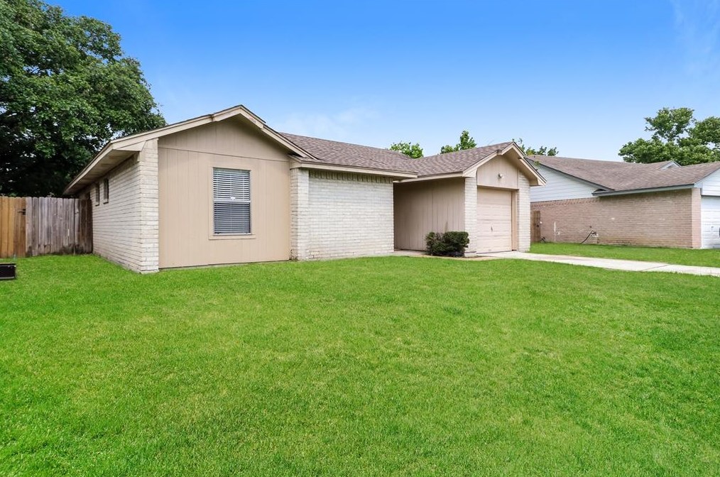12803 Lacey Crest Dr, Houston, TX 77070-4782