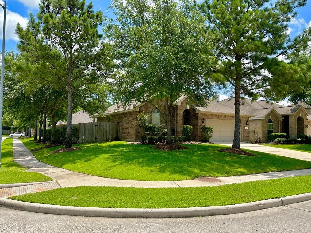 13818 Mckinney Creek Ln, Houston, TX 77044